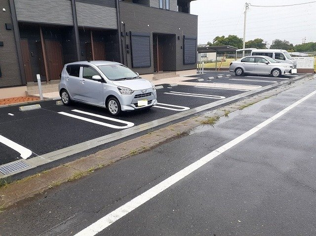サンシャイン　ガーデンⅡの駐車場|駐車場があるので、車を買う予定の方も安心です