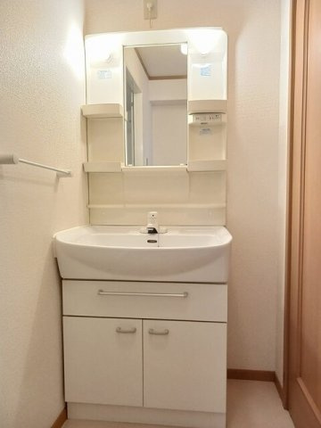 デルソーレＡの洗面所|ゆったりとスペースのある洗面所