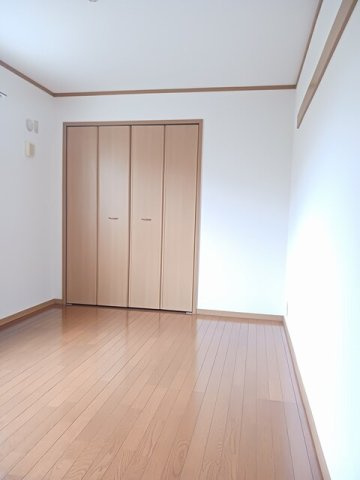 エレガンシアⅡの内装|明るい色調の室内です