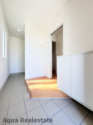 徳島市八万町内浜　新築分譲住宅の玄関|収納もある玄関です