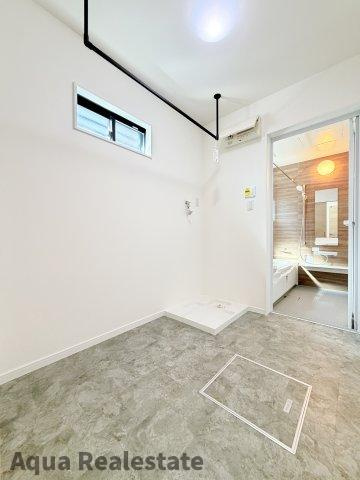 徳島市八万町内浜　新築分譲住宅の設備|広い脱衣所にはホスクリーン完備