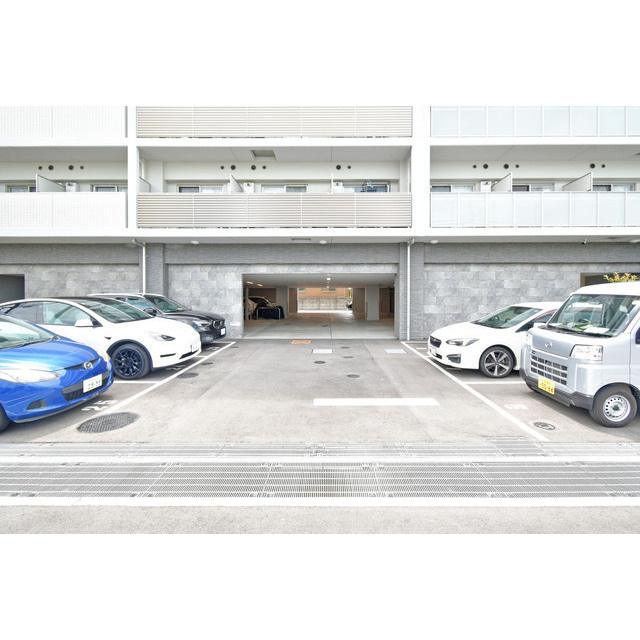 MAXIV CROS 江坂の駐車場