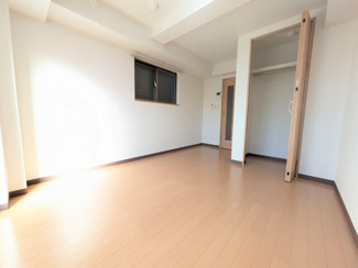 【洋室６．１帖】　小窓付きのお部屋★