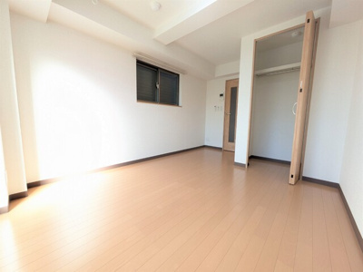 【洋室６．１帖】　小窓付きのお部屋★