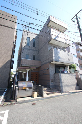 地上３階建て鉄骨マンション