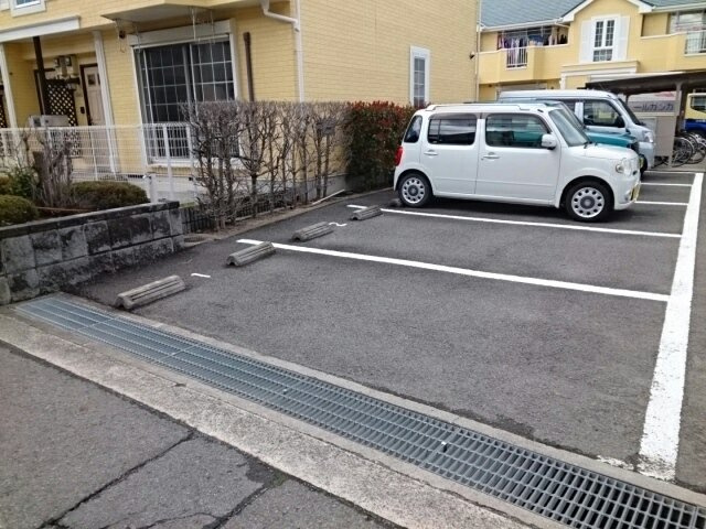 パインズドールⅠの駐車場