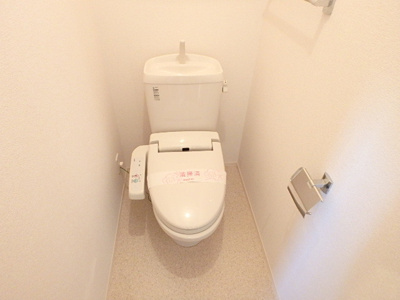 トイレには快適な温水洗浄便座付き