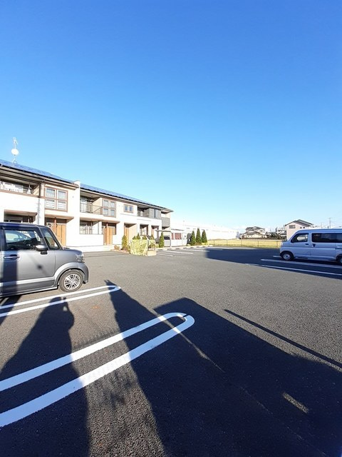 カーサアニューの駐車場