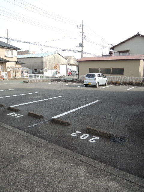 エレガントハイム岩松北の駐車場