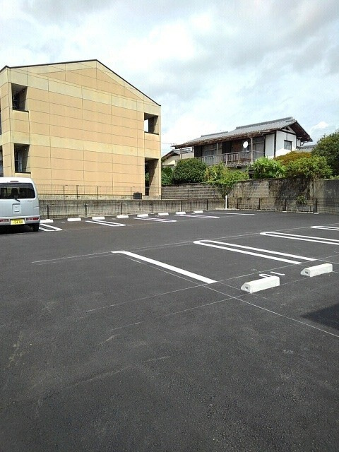 アーバングレイスⅥの駐車場
