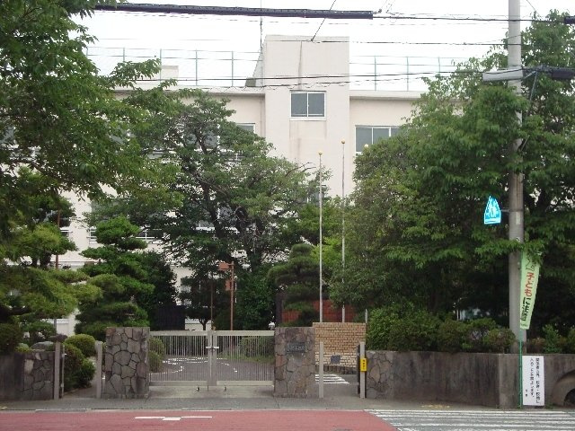 Ｌ，Ｌｏｕｉｓｅ松坂（エル・ルイーズ　マツザカ）の周辺|その他「市立岩松小学校まで1800m」