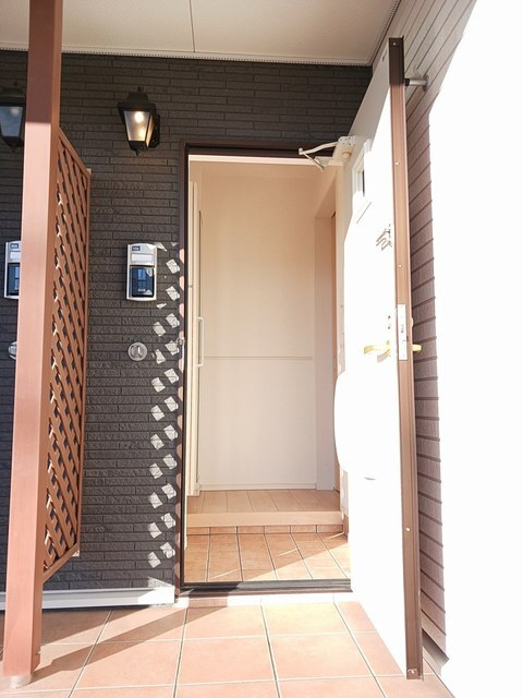 レ　アクアルーチェの玄関