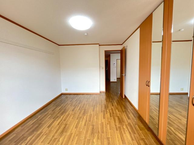 クールメゾン佐藤の内装|洋室