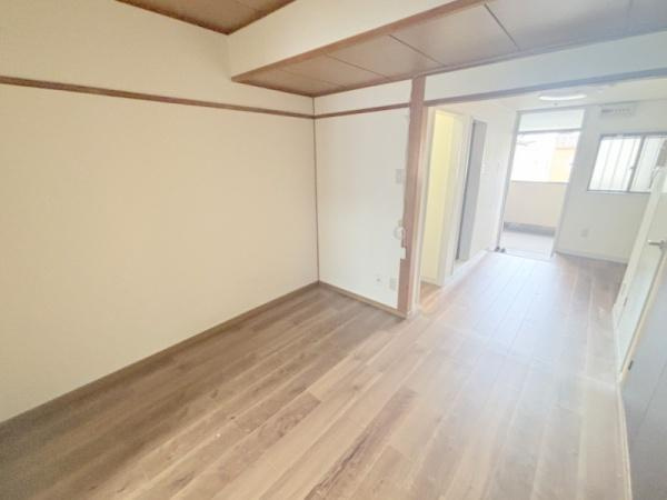 誠幸マンションの洋室