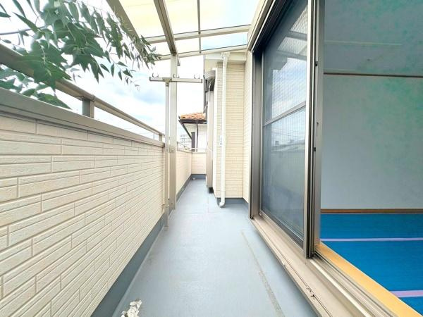 川崎市麻生区王禅寺東４丁目の中古一戸建のバルコニー|2階バルコニーです！屋根があり急な天候の変化にも対応できそうです！
