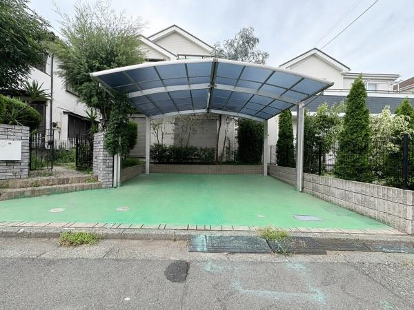 川崎市麻生区王禅寺東４丁目の中古一戸建の駐車場|お車2台駐車可能です！カーポート付きで大切な愛車を雨から守れます♪