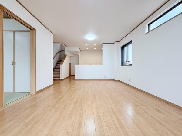 川崎市麻生区王禅寺東４丁目の中古一戸建の居間・リビング|LDK16.7帖！家具・家電を置いてもゆとりあるリビングになっています。可動式扉で仕切れる和室と繋がってます。
