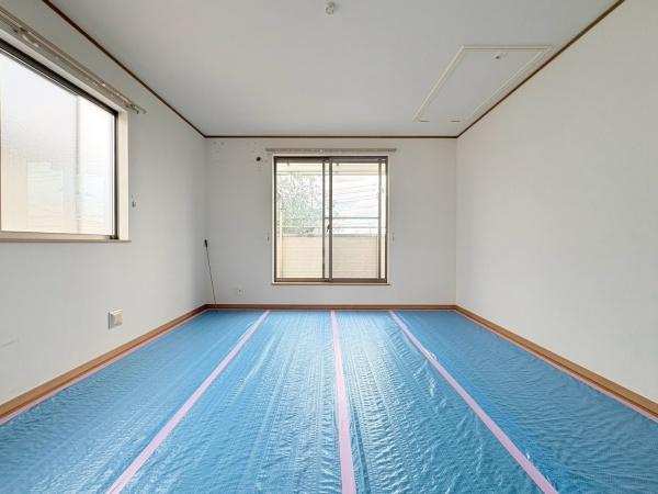 川崎市麻生区王禅寺東４丁目の中古一戸建の洋室|洋室9帖！バルコニーに面した明るいお部屋です♪ベッドを置いても充分なスペースがあります。