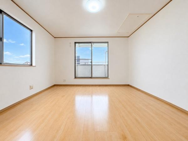 川崎市麻生区王禅寺東４丁目の中古一戸建の洋室|洋室9帖！バルコニーに面した明るいお部屋です。ベッドを置いても充分なスペースがあります。