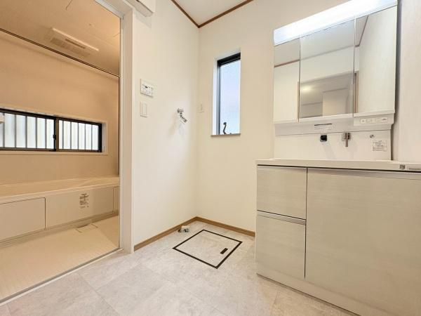 川崎市麻生区王禅寺東４丁目の中古一戸建の独立洗面台|収納に優れた三面鏡の洗面台です。小窓もあり換気ができます。
