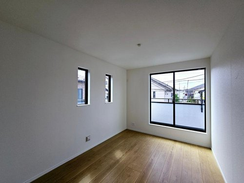 【Heartfull Town】小平市仲町32番の洋室|穏やかな光が差し込む室内には、穏やかな時間が流れます。