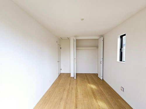 【Heartfull Town】小平市仲町32番の洋室|全居室に収納を完備しておりますので、居室の全空間を有効活用出来ます。