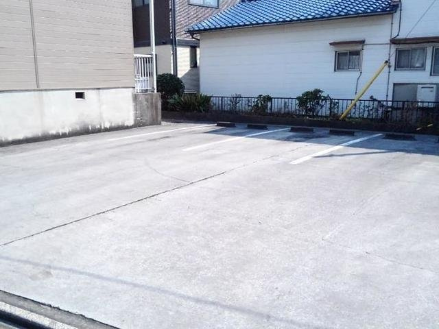 リバーサイドハイツの駐車場