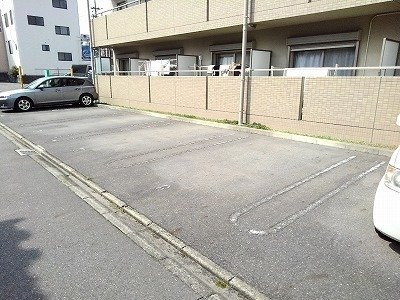 メゾンカルムの駐車場