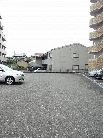 レジデンス・鏡の駐車場