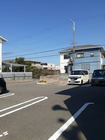 クローバー　コリーヌの駐車場