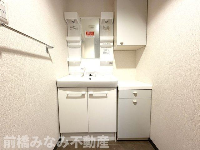 【中古マンション】高崎市高砂町　エクレール高崎　1306号室　２LDKの独立洗面台|朝の支度にも助かる、独立の洗髪洗面化粧台