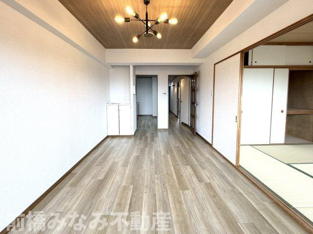 【中古マンション】高崎市高砂町　エクレール高崎　1306号室　２LDKの居間・リビング|こちらのリビングで趣味の時間をお楽しみください