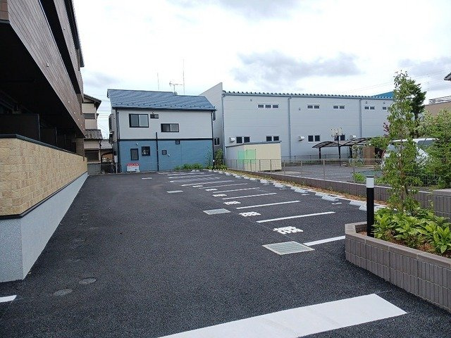 ヒカルサ三郷中央の駐車場