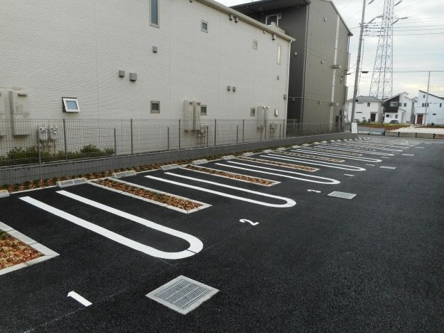 リュー・セレノの駐車場