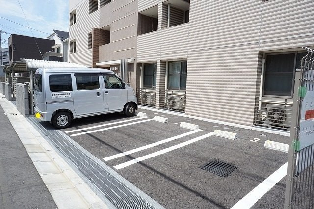フレイム　タウアの駐車場