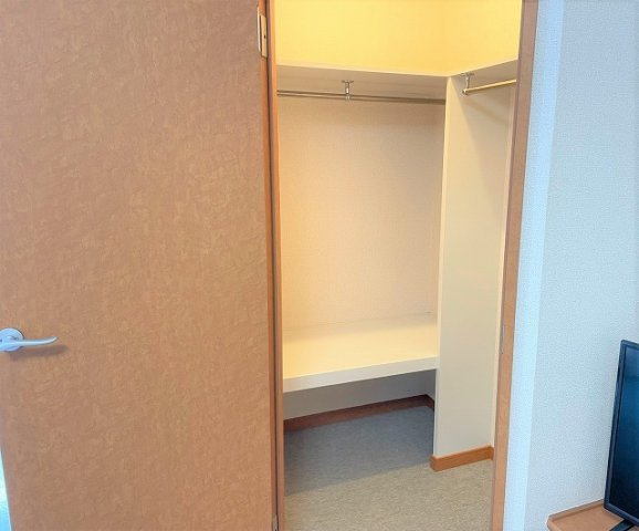 レオパレスエクレールの内装|2階収納