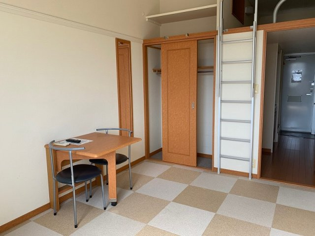 レオパレスウッドさちが丘の居間・リビング|「同タイプの部屋の写真です」「現況優先」