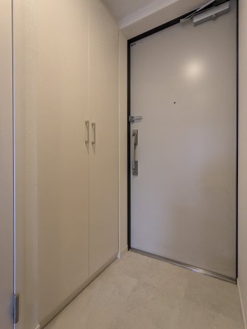 ケイディーエックスレジデンス原木中山の玄関|シンプルで使いやすい玄関です