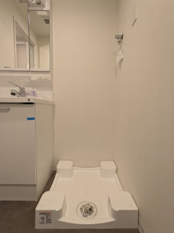 ケイディーエックスレジデンス原木中山の洗面所|明るい洗面所です