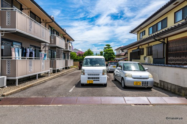ハイライズ若槻の駐車場