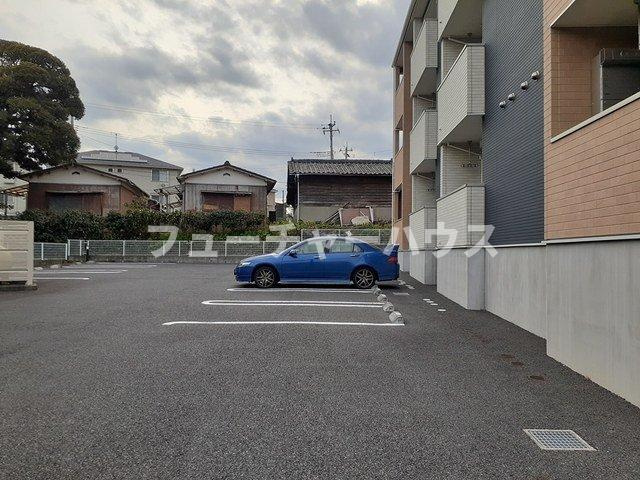 サン・アレーナの駐車場|駐車スペースもあります