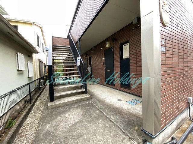 茅ヶ崎市南湖２丁目のアパートのエントランス