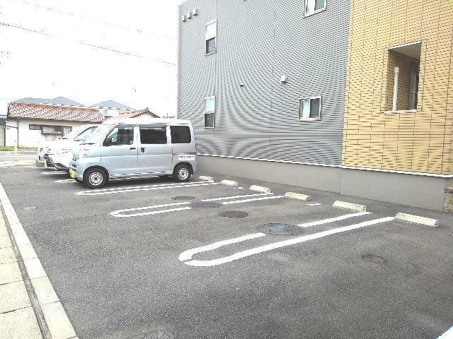 コンセルヴェ十六田の駐車場