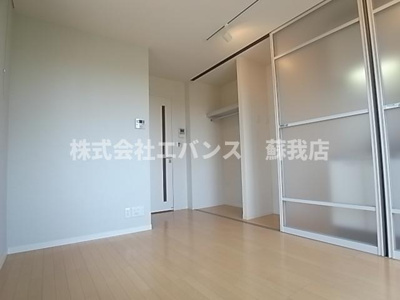 【寝室】 | メゾン　シェル | 開放的な寝室です