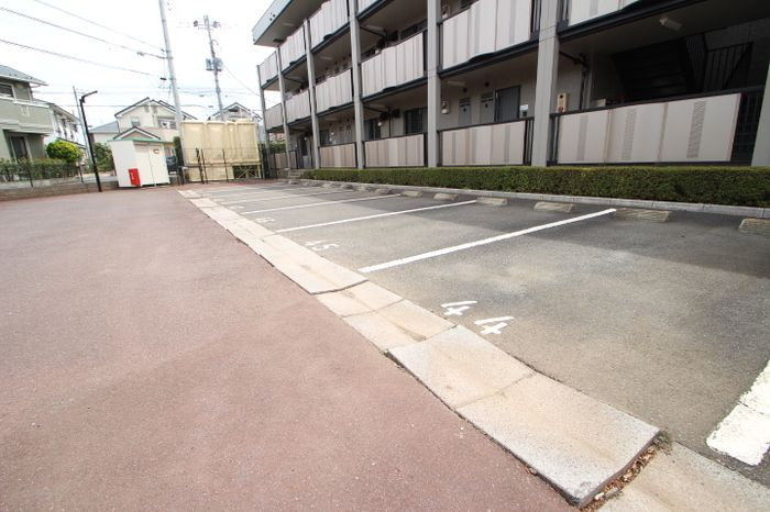 セレニティーホームズＢの駐車場|車をお持ちの方に嬉しい駐車場付きの物件です