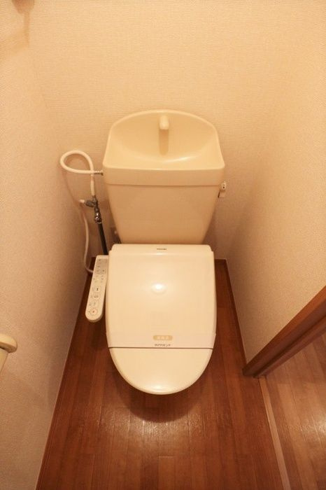 セレニティーホームズＡのトイレ|落ち着いた色調のトイレです