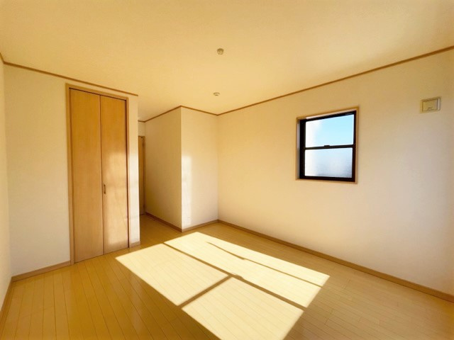 柏市東柏1丁目戸建住宅の居間・リビング|こちらのリビングで趣味の時間をお楽しみください