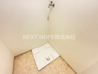 【洗面所】 | 東難波ハイツ　角部屋リフォーム済 | 洗面室内には室内洗濯機置き場もございます♪
