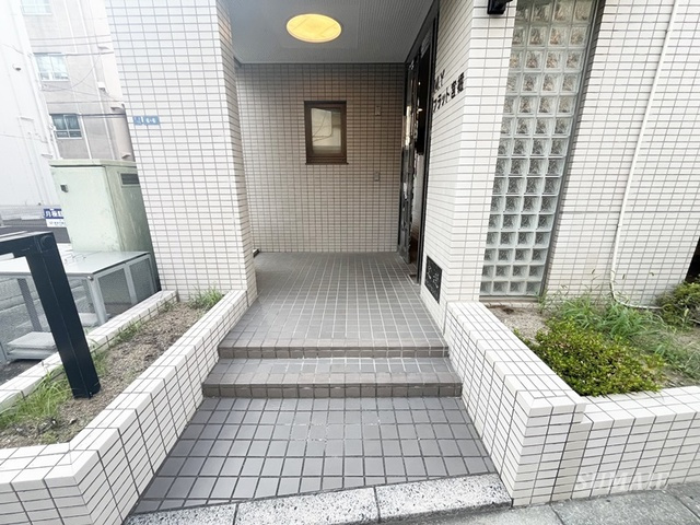 ＭＹフラット宮堀のエントランス|タイル調のアプローチ☆