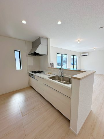 ●焼山政畝1丁目のキッチン|人造大理石天板使用のシステムキッチン☆
人造大理石天板は水垢が付きにくく汚れが落ちやすいのでお手入れも簡単です♪